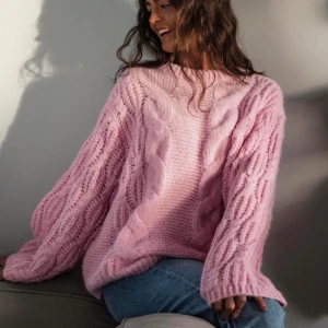 Rosa stickad tröja - Säljer denna tröja från vero Moda som är slutsåld. Den är i fint skick och i storlek S men är väldigt oversized så passar S-L. Säljes för 230kr+frakt💕