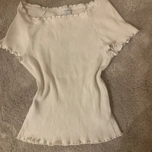 Gullig basic t-shirt med detaljer - Söt vit t-shirt eller topp från Lindex. Storlek 134/140 men är också väldigt töjbar. Nästan aldrig använd💗