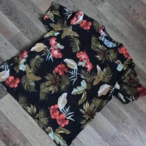 Ros tröja och massa blommor - Den är jättefin att ha på sig när man ska ut och äta och ska på någon fest