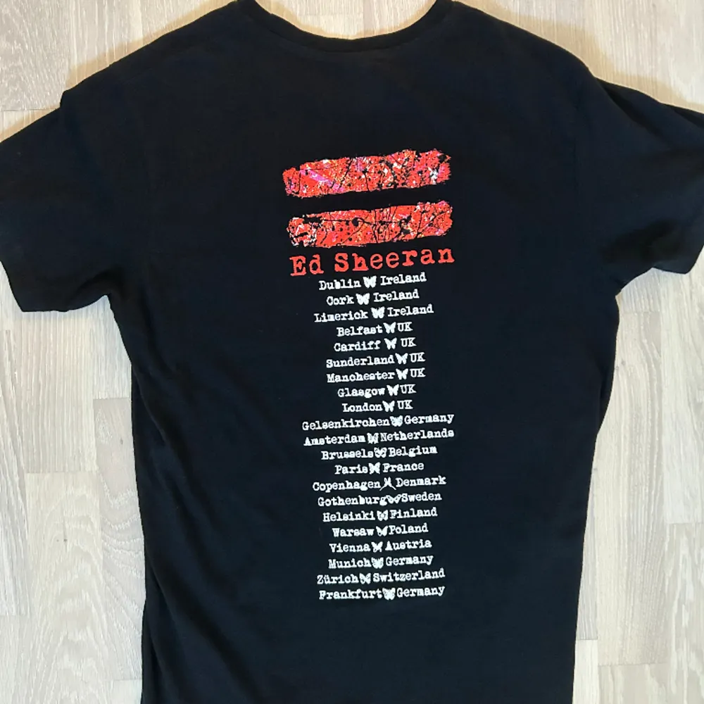 Köpt på Ed sheeran konsert och är i stl.S. Använd 1 gng och köpt för 700 kr. . T-shirts.