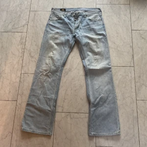 Lee jeans - Säljer ett par lee jeans storlek oklar men ytterst sannolikt 34/34, passform straight. Aldrig använda 