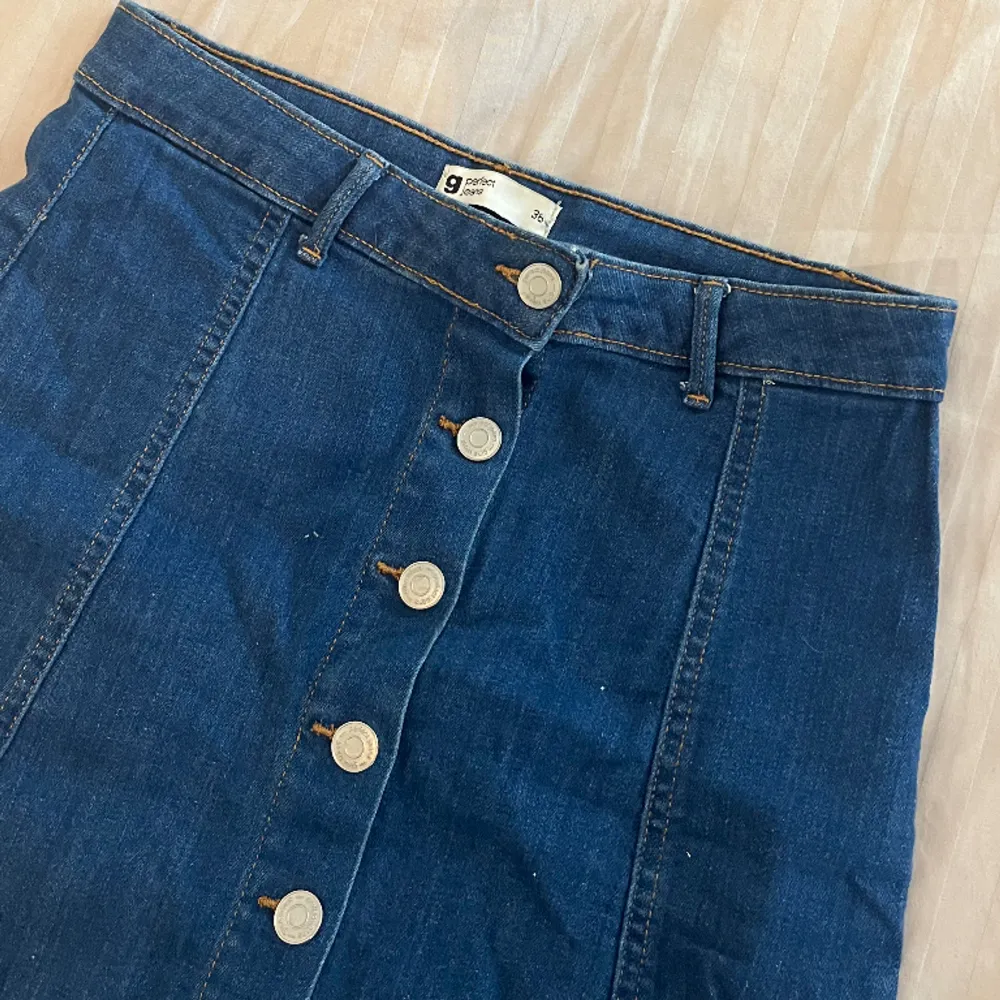 Jeans kjol från Gina tricot i storlek 36 . Kjolar.