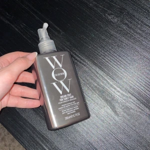 Color wow - Säljer min color wow som är för lockigt hår men är Perfket för platt också för man ska föna håret med t ex en dyson eller något liknande. Använt kanske 2/3 gånger så mer än halva kvar.