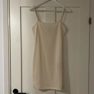 Klänning - Off white klänning från nakd. aldrig använd💕strl M men passar S