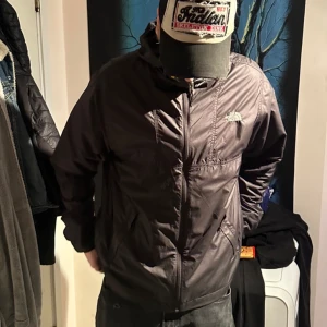 The north face vind jacka - Hej! Jag säljer nu min brors jacka pga att den inte kommer till användning, han har aldrig använt jackan utan bara testat den på, jackan är alltså som ny! Pris kan diskuteras vid snabb affär! Skriv för fler bilder.🫶🏻
