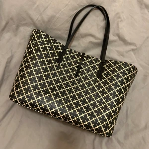 By Marlene Birger väska  - BY MALENE BIRGER VÄSKA GRINEEH BLACK. Det är dock en fläck inuti väskan. Nypris 2400kr 