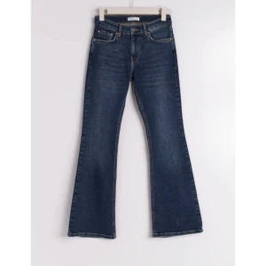 Jeans  - Jag säljer mina jeans från Gina, jag har bara använt dem 2 gånger där med priset❤️dem är petit 