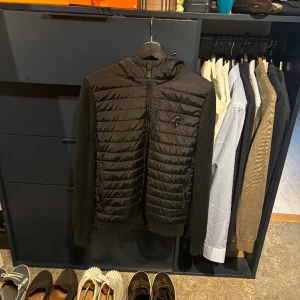 J Lindeberg cardigan  - Hej säljer min ovanliga och slutsålda j Lindberg cardigan i storlek S skick 9/10 Säljer den då den har blivit förliten Retail ligger på 3200 