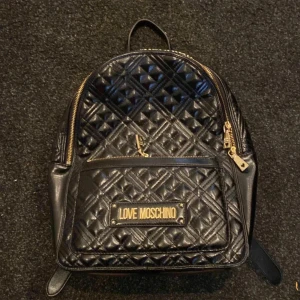 Moschino ryggsäck  - En jätte snygg mosshino ryggsäck aldrig använd! 