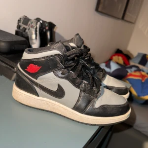 Jordan 1 ”shadow red” mid - Bra skick  går att tvätta och få dem ännu finare  Köpta på footlocker i mall of scandinavia för 2300 Kan mötas up i sthlm vid snabb affär 