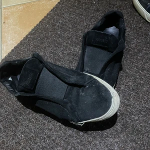 Arigstos 42 - Säljer nu mina använda arigstos i storlek 42 men passar 43, skicket är 5/10 och några skavanker hå och där,därför det låga priset Nypris 2200, mitt pris 200kr