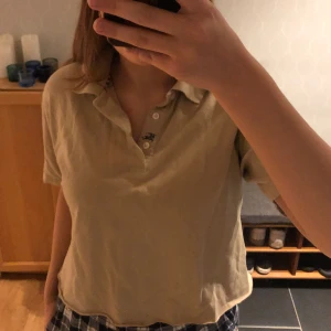 Burberry piké  - Äkta Burberry-pikétröja köpt second hand som jag (tyvärr) klippt i. Jätteskönt, stretchigt tyg och plagget slutar nedanför naveln på mig även om den är croppad. Strlk M i herrstorlek