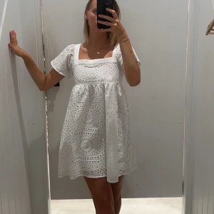 Unik studentklänning - Unik studentklänning från Australienskt märke, aldrig använd med lappar kvar. Storlek XS men passar XS/S skulle jag säga.   Kan leveras tidigast 20 mars. 