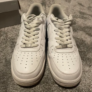 Air force 1 vit - Användt detta flertal gånger och de passar inte längre. De är strlk 45. Kan mötas upp och frakta. Prisk kan diskuteras.