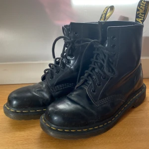 Dr Martens 40 - Super fina Dr Martens. Använda men toppskick, perfekt nu till våren 💐