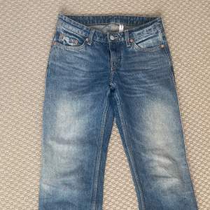 Bra skick low waist arrow jeans från Weekday! Ordinarie pris 590kr