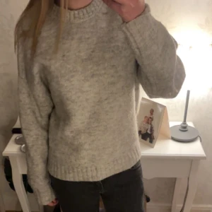 Samsoe samsoe tröja - Säljer min stickade tröja från samsoe samsoe då den tyvärr inte kommer till användning, nyskick. Köptes för 2000, säljer för 500 kr. 