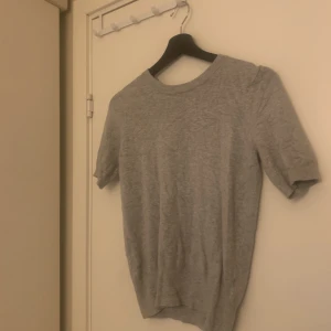 Grå kortärmad stickad tröja - En grå kort ärmad stickad från zara. Knappt använd. Storlek Xs/S. 
