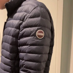 Colmar Dunnjacka - COLMAR JACKA. Säljer nu en riktigt fet colmar jacka som passar perfekt för hösten och våren (NYPRIS 3500kr) Den är i storlek S och är i bra skick.  Modellen är 177CM. Är desperat att få sålt den för behöver pengarna.