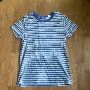 Levi’s t-shirt randig - Blå-vit randig t-shirt, snygg och enkel att matcha.