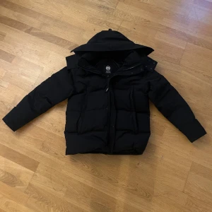 Canada Goose Jacka - Storlek : L Jätte varm, Väger väldigt mycket, Perfekt till vinter. OBS pris kan diskuteras. Använt 1 gång