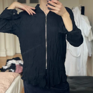 Skjorta  - Min mammas gamla skjorta, fin dragkedja framtill. Märkt som en 44a men sitter som en M.