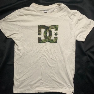 DC T-shirt  - Skate T-shirt i storlek XL, sitter oversized boxy. 