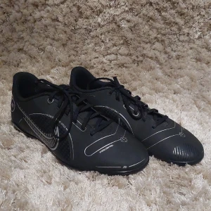 Nike Fotbollskor - Feta svarta och silvriga nike mercurial fotbollskor. De är använda en eller två gånger eftersom jag slutade strax efter. Dobbarna är lite skrapade. Väldigt lätta. Priset kan sänkas några hundra om man är snabb.