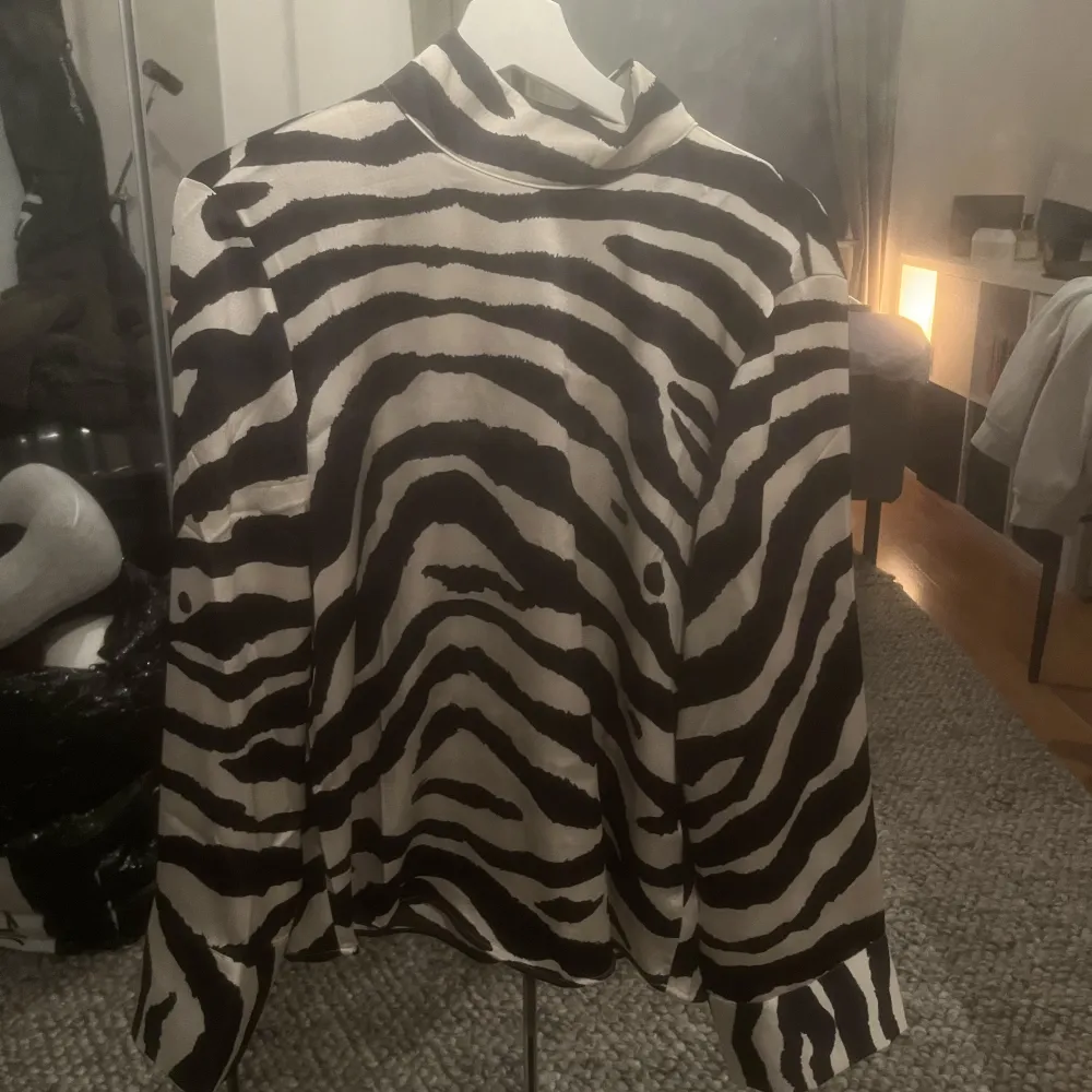 Superfin zebramönstrad blus från H&M som aldrig är använd🩷. Blusar.