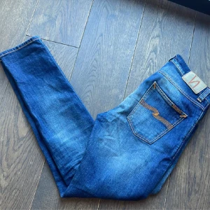 Nudie Jeans - Ett par Nudie jeans.Mycket bra skick. Nypris 1599kr. Jag är 184cm och 65kg. Hör av dig vid funderingar!