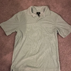 En ljusgrön frotté tröja - En ljus grön frotté tröja, aldrig använts och är i storlek Xs man. Den är från hm