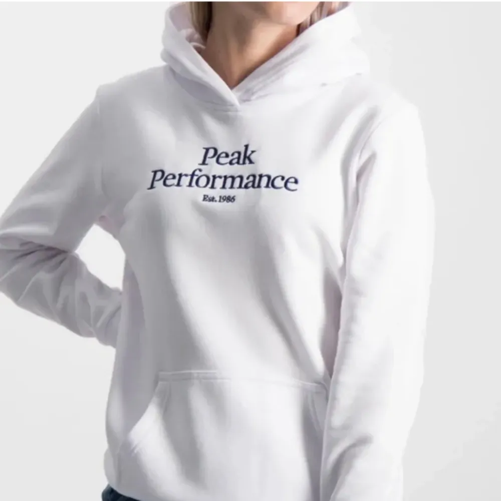 Säljer min vita hoodie ifrån Peek Performance. Tröjan är i jätte fint skick använd Max 2-3 ggr❤️ Säljer tröjan eftersom den är för liten. Ordinarie pris cirka 500❤️. Hoodies.
