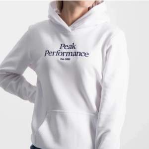 Säljer min vita hoodie ifrån Peek Performance. Tröjan är i jätte fint skick använd Max 2-3 ggr❤️ Säljer tröjan eftersom den är för liten. Ordinarie pris cirka 500❤️