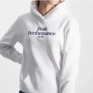 Säljer min vita hoodie ifrån Peek Performance. Tröjan är i jätte fint skick använd Max 2-3 ggr❤️ Säljer tröjan eftersom den är för liten. Ordinarie pris cirka 500❤️