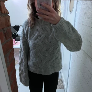 Stickad tröja - Grå stickad tröja från NA-KD. Jättefin och varm men används inte. Inga fel på den🫶🏽