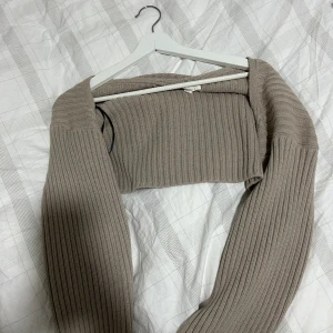 Beige bolero - Säljer nu min fina beiga bolero då den inte kommer till användning 💕