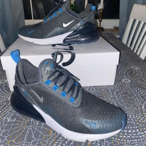 Nike 270  - Ett par jätte fina Nike 270s, dem är använda 3-4 gånger och dem är i jätte bra skick, kom privat för mer frågor och information