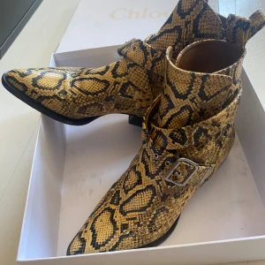 Chloé boots - Rylee Boot  Gula snake/leopard läder boots köpta för 890 pund (~ 12 000kr) i London. Använda några fåtal ggr 🤗