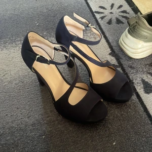 Marinblå klackskor - marinblå klackskor i storlek 36 i helt okej skick, köptes för 449 säljes för 219 kr