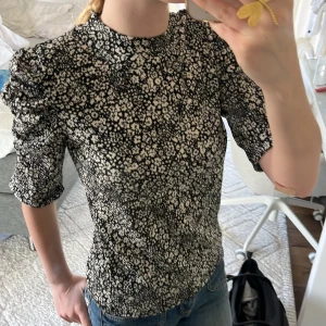 tshirt - använt 2 ggr och jag köpte den för 3 veckor sen💞