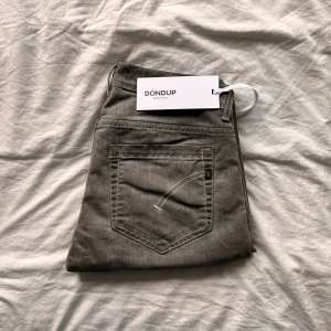 Dondup jeans George - Hej! Säljer nu dessa sjukt snygga och helt nya dondup jeans som är perfekta till våren och sommaren | Trendigaste och mest eftertraktade färgen på marknaden! | Storlek 33 men sitter som 32 | Skick: 10/10 | Ny pris: 3800 kr, Säljs för 1199 kr