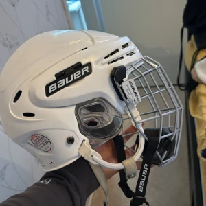 Bauer Hockey hjälm - Den går och justera så stor som ni vill att den ska va, jag köpte den för 1299kr