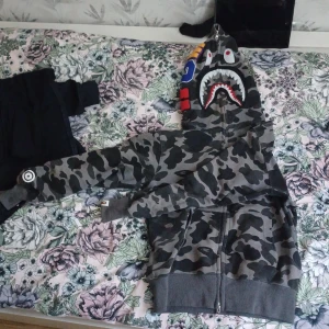 Bape zip hoodie - Knappt använt, är i nyskick. Pris kan diskuteras.