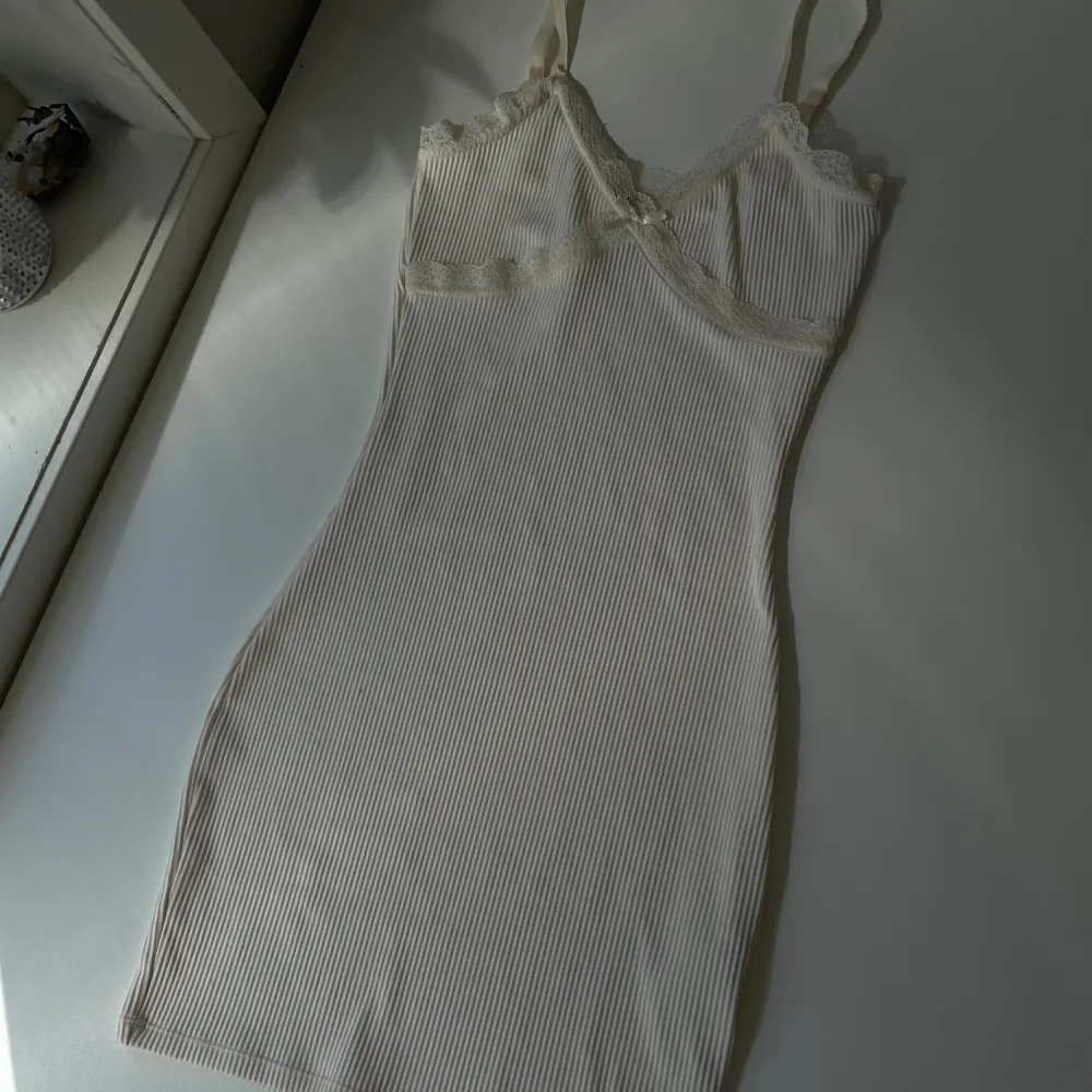 Beige ribbad sommar klänning från H&M. Storlek XS. Aldrig använd då den är för liten.. Klänningar.