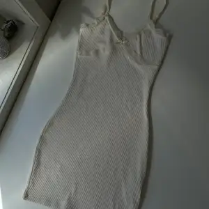 Beige ribbad sommar klänning från H&M. Storlek XS. Aldrig använd då den är för liten.
