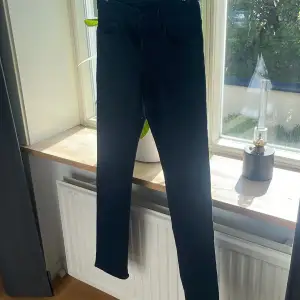 Ett helt par nya jeans som säljes pga att de är för små. Riktigt snygga! Hör av dig vid minsta lilla fundering. 