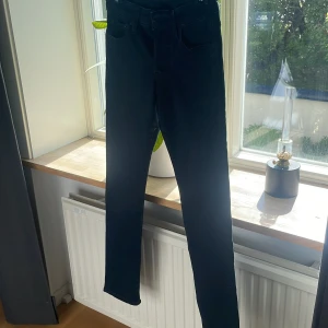 Jack and Jones jeans svarta  - Ett helt par nya jeans som säljes pga att de är för små. Riktigt snygga! Hör av dig vid minsta lilla fundering. 