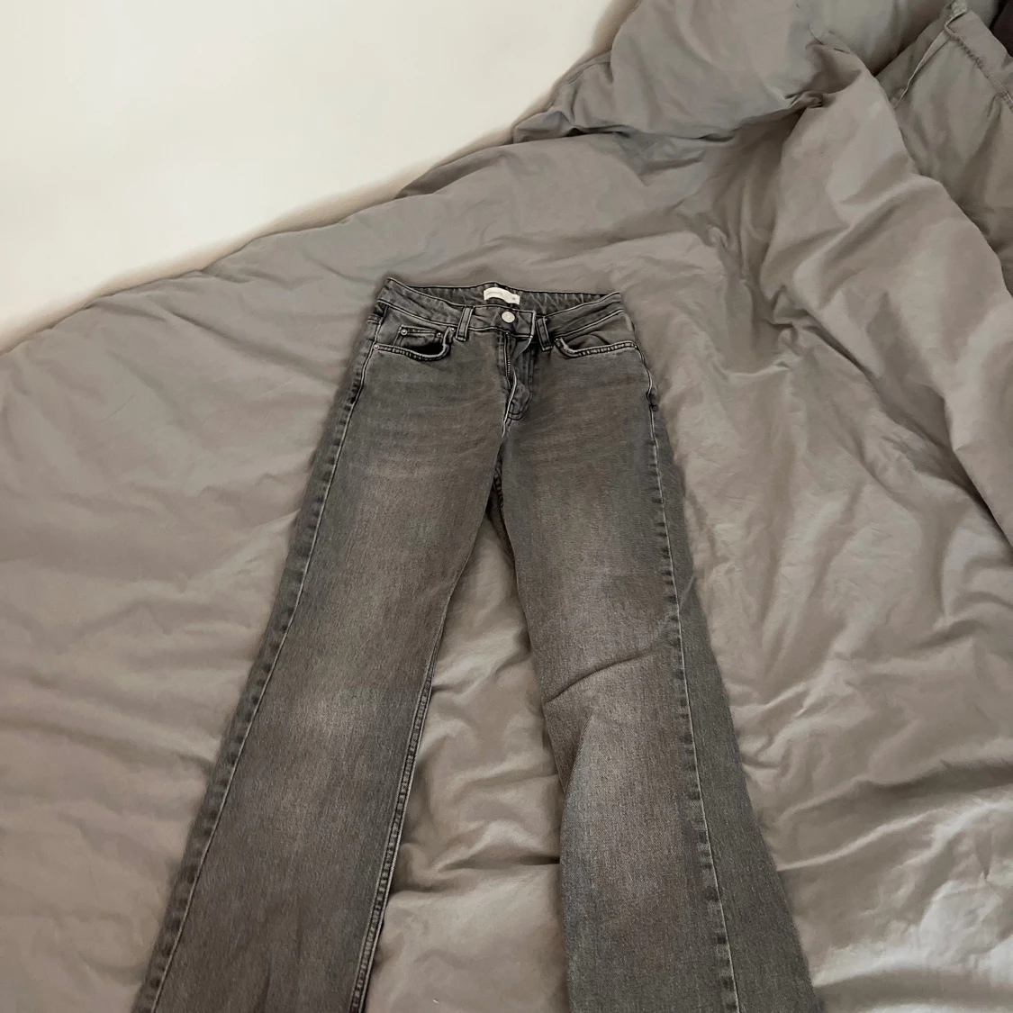Gråa jeans