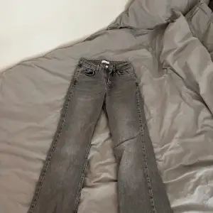 Gråa jeans från Gina tricot