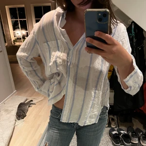 Linne skjorta - Såå fin till sommaren! Tex antingen till jeans/shorts eller över en bikini💟 inte använd 